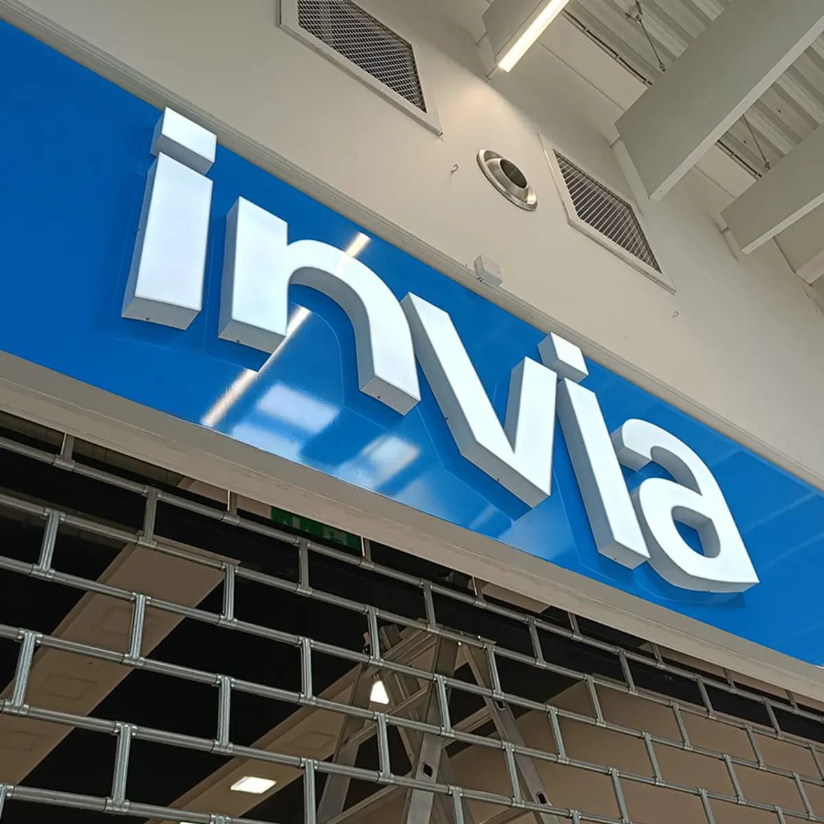 Světelná 3D písmena Invia instalovaná v interiéru pobočky v Ostravě