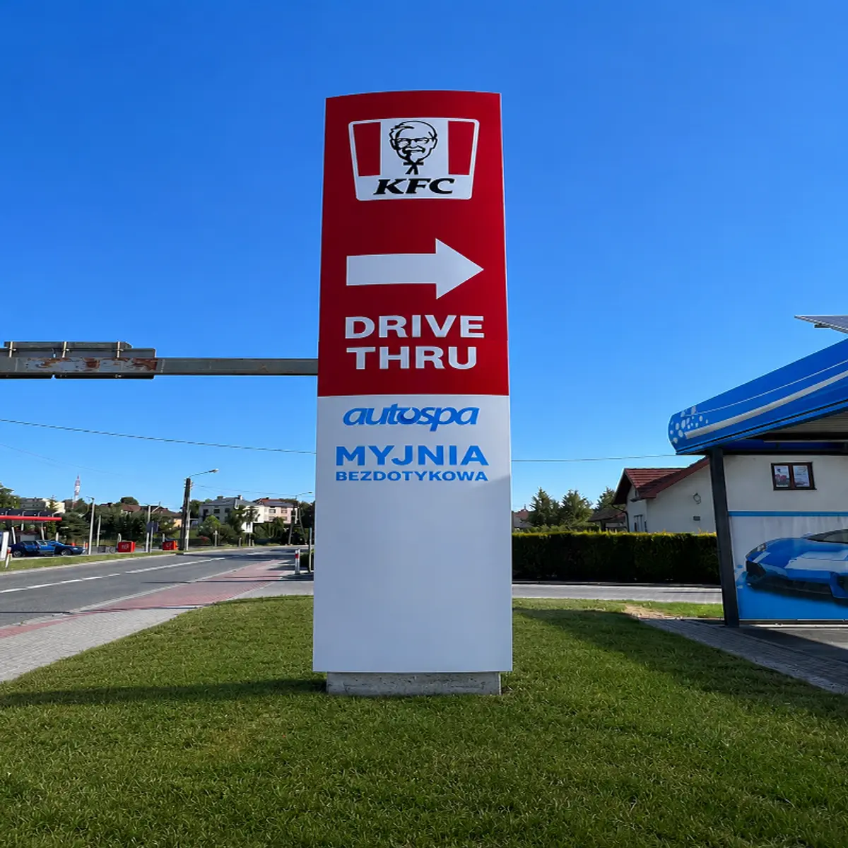 Reklamní pylon KFC Drive Thru instalovaný u příjezdu k restauraci