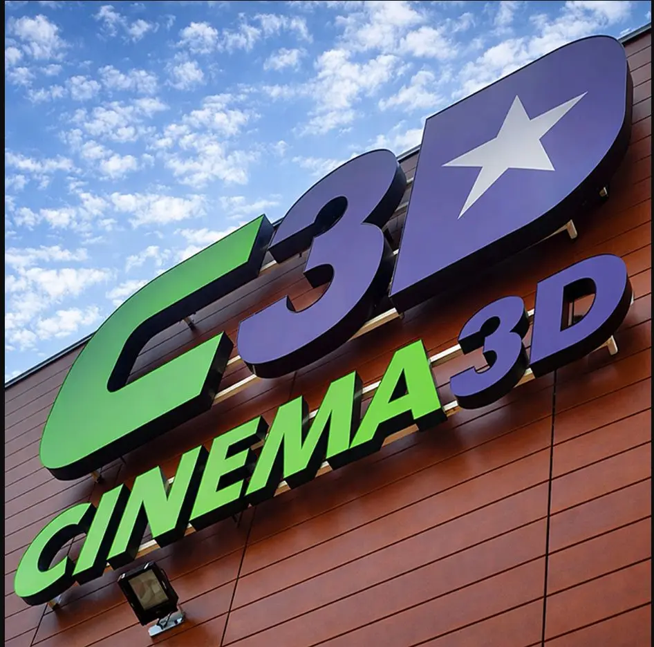 Barevná prostorová 3D písmena Cinema 3D instalovaná na fasádě kina